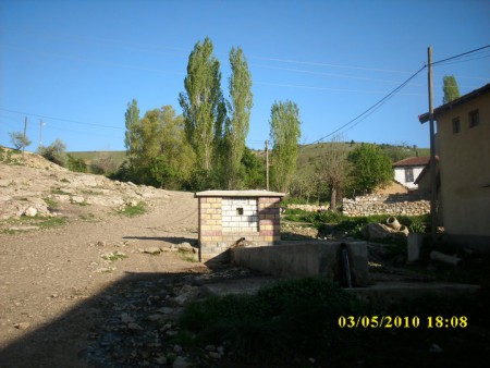 köyümüzün yukarı mahallesinde bulunan Koca çeşmesi, çeşmemiz yazın buzdolabından çıkmışcasına soğuk akan, kışın ise hafif ılık akan çeşmemiz, 